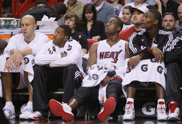 Zydrunas Ilgauskas, Mario Chalmers, Dwyane Wade og Chris Bosh virðast ekki trúa eigin augum.