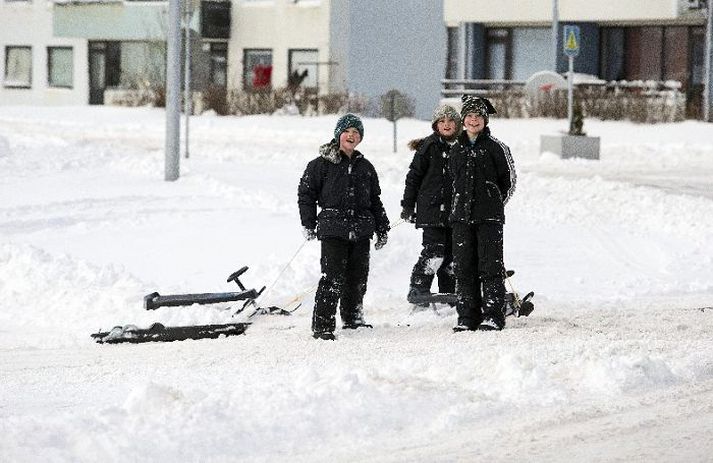 Þessir guttar í Keflavík voru greinilega hæstánægðir með snjóinn þar í bæ. Engu að síður voru björgunarsveitir kallaðar þar út í gærmorgun vegna slæmrar færðar.