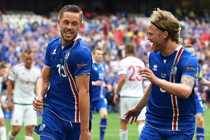 Gylfi Þór Sigurðsson og Birkir Bjarnason fagna marki á EM í Frakklandi sumarið 2016.