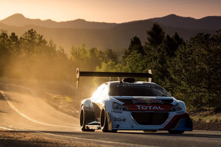 Sebastian Loeb á Peugeot 208 T16 bílnum við æfingar í Pikes Peak