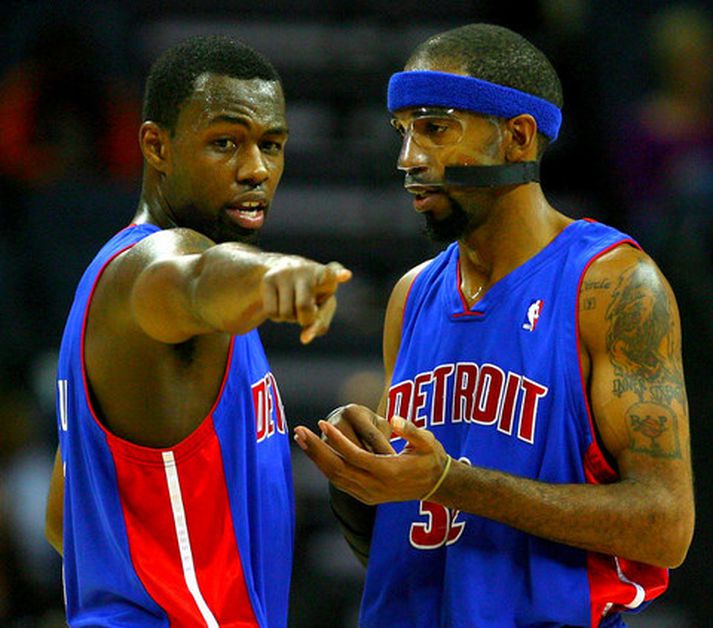 Rodney Stuckey og Richard Hamilton ræða málin í leiknum í nótt.