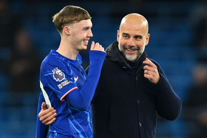 Cole Palmer ræðir hér brosandi við Pep Guardiola eftir leikinn um helgina.