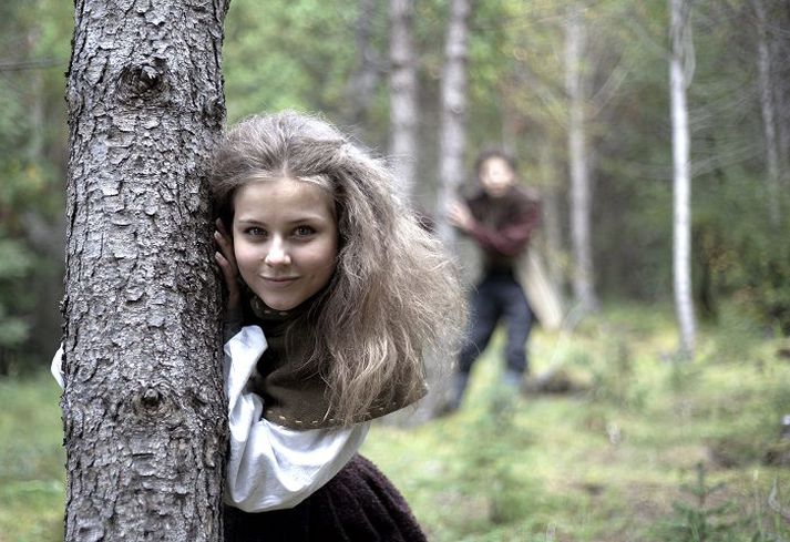 Í skóginum „Mér finnst skemmtilegast að vera úti að leika mér og gera prakkarastrik með Birki vini mínum,“ segir Ronja.