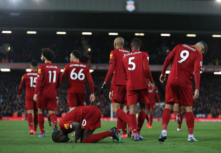 Sadio Mané skoraði sigurmark Liverpool gegn West Ham og kyssti grasið á Anfield.