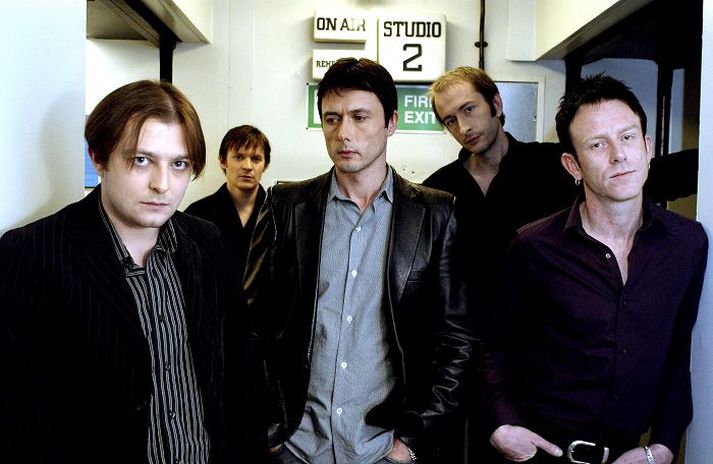 Hljómsveitin Suede er skipuð þeim Brett Anderson, Neil Codling, Simon Gilbert, Richard Oakes og Mat Osman.