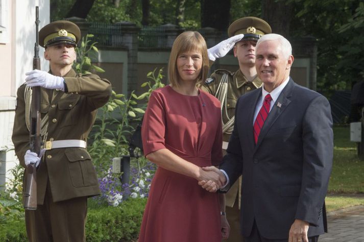 Mike Pence, varaforseti Bandaríkjanna, tekur í hönd Kersti Kaljulaid, forseta Eistlands í dag.