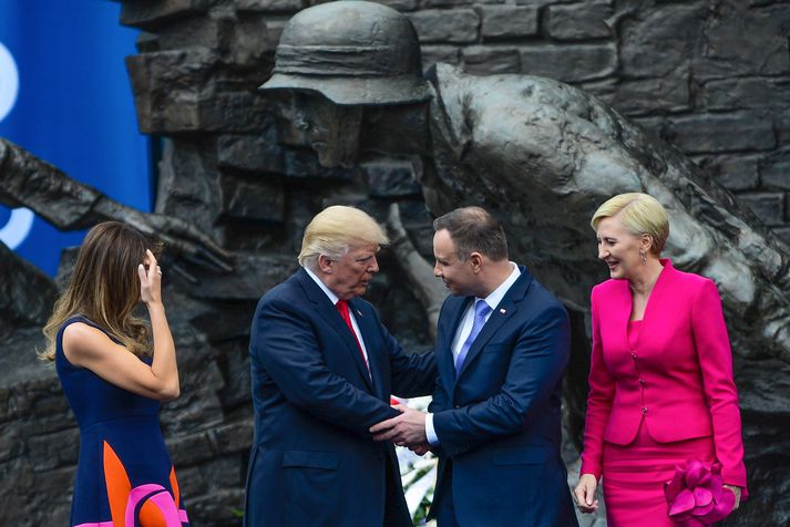 Ekkert fór á milli mála að hverjum röðin var komin þegar Trump og Andzej Duda, forseti Póllands, tóku í spaðan hvor á öðrum.