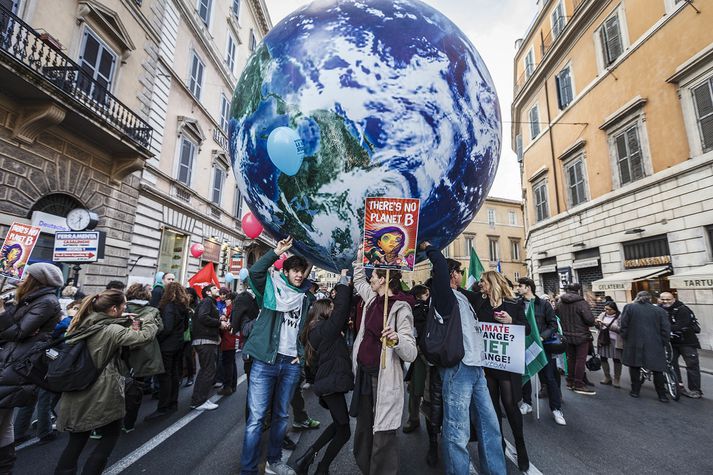 Fulltrúar á Loftlagsráðstefnunni í París hafa samþykkt drög að því sem vonast er til að verði grunnurinn að alþjóðasamningi sem miðar að því að draga úr losun gróðurhúsalofttegunda í heiminum.