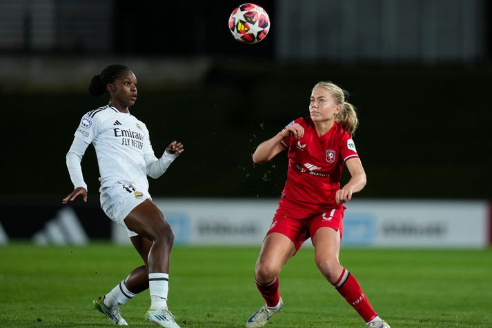 Amanda Andradóttir í baráttunni um boltann við markaskorara Real Madrid Lindu Caicedo.