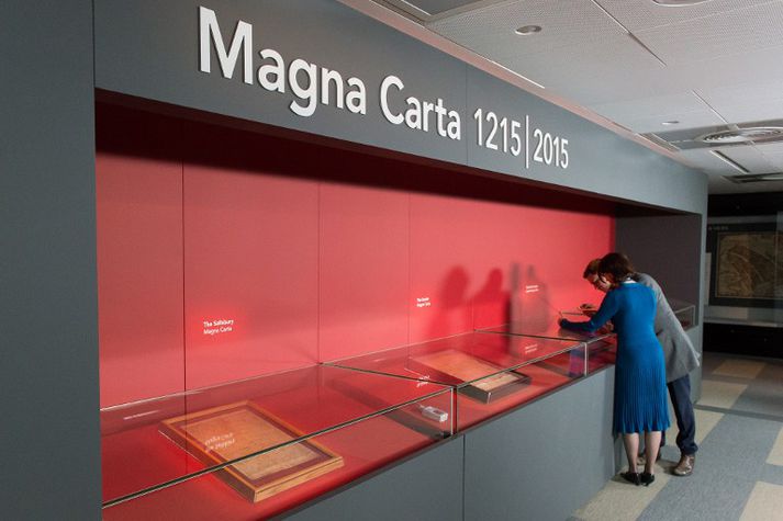 Magna Carta er eitt mikilvægasta og þekktasta skjal mannkynssögunnar en skrifað var undir sáttmálann árið 1215.