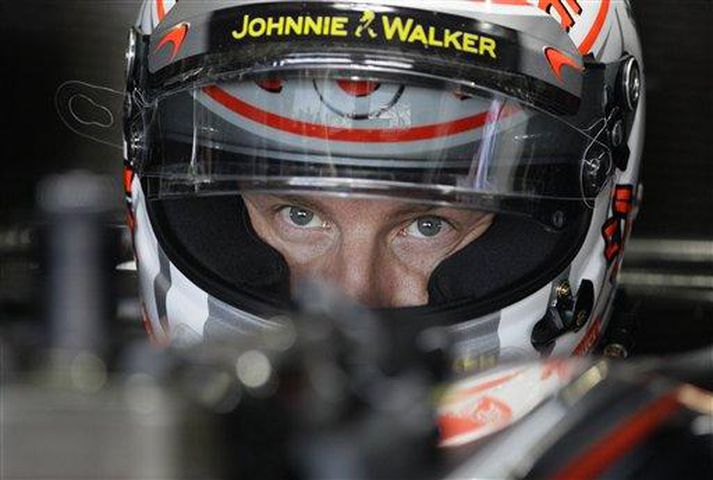 Jenson Button hjá McLaren liðinu um borð í bíl sínum.