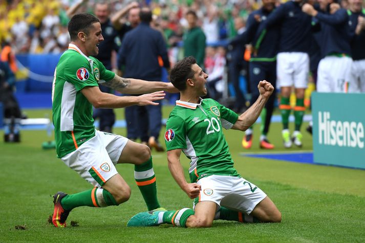 Robbie Brady og Wes Hoolahan.