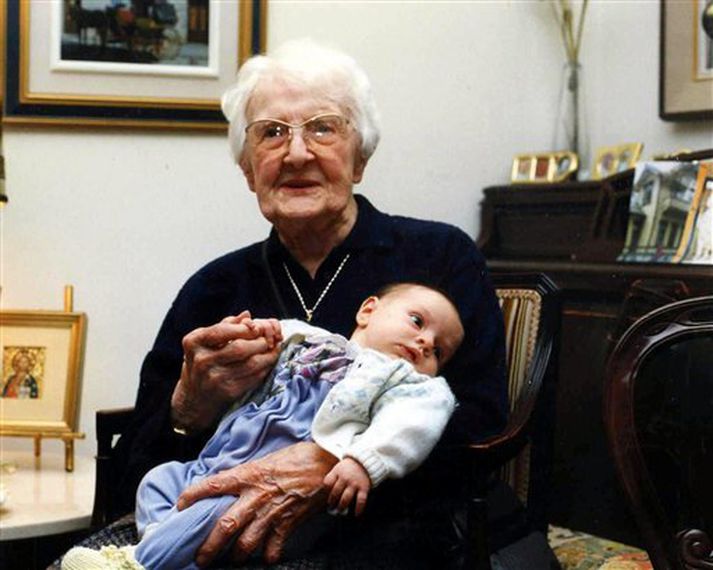 Julie Winnifred Bertrand. Myndin er tekin 1992 en þá var Bertrand rétt rúmlega 100 ára.