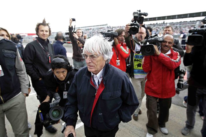 Bernie Ecclestone var eltur af fjölmiðlamönnum alla mótshelgina á Silverstone útaf deilum FOTA og FIA.