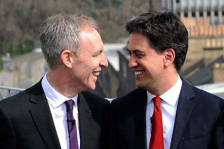 Ed Miliband, hægra megin á myndinni, ásamt Jim Murphy, leiðtoga flokksins í Skotlandi þar sem hið sterka vígi virðist fallið.