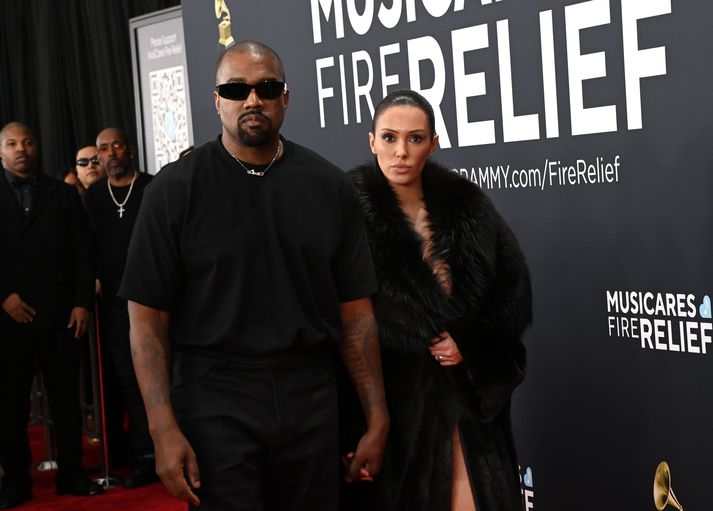 Kanye og Bianca á Grammy-verðlaunahátíðinni. Áður en Bianca kastaði af sér kápunni.