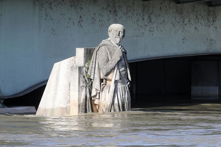 Zouave-styttan á Alma-brúnni í París hefur gjarnan verið notuð til að mæla vatnshæð í Signu. Áin nær styttunni nú upp á læri. Í miklu flóði árið 1910 náði vatnið styttunni upp á hálsi.