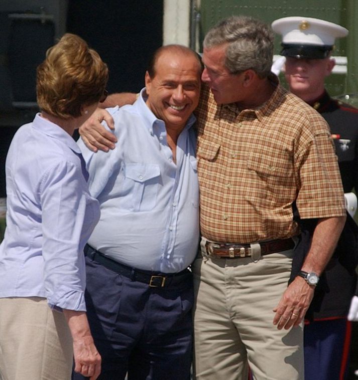 Berlusconi er hér á góðri stundu með George W. Bush.