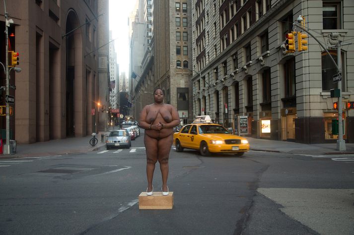 Hér er Nona Faustine á Wall Street.