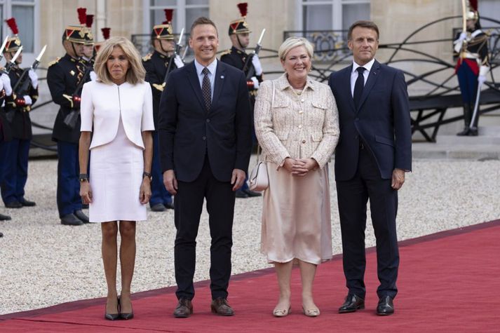 Íslensku og frönsku forsetahjónin fyrir utan Elyseehöll í París í gær. Brigitte Macron, Björn Skúlason, Halla Tómasdóttir og Emmanuel Macron.