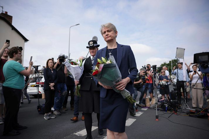 Yvette Cooper er innanríkisráðherra Bretlands. Hún hefur kallað eftir því að samfélagsmiðlafyrirtæki axli ábyrgð á fölskum upplýsingum sem ná þar flugi.