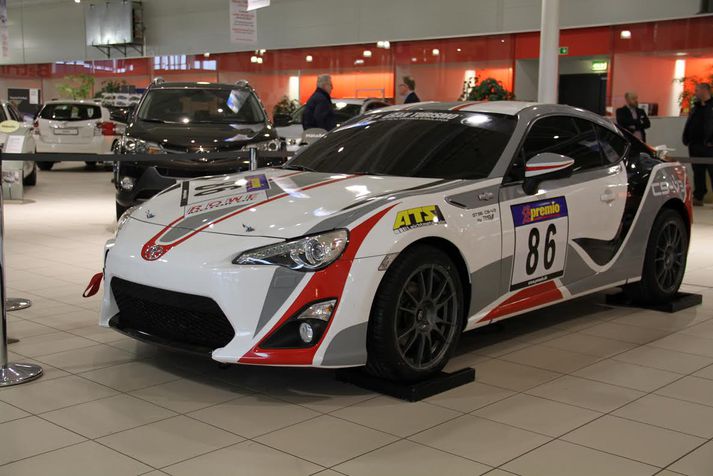 Ökuhermirinn er inní þessum Toyota GT86 bíl og hann stendur á vökvalyftum sem herma eftir réttum hreyfingum við aksturinn.