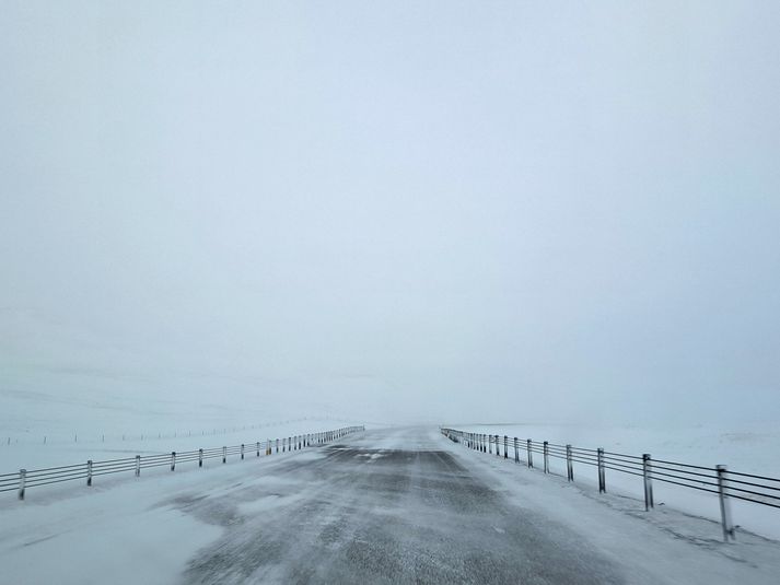 Holtavörðuheiði er lokað vegna veðurs og flutningabíls sem þverar veginn. Myndin er úr safni.