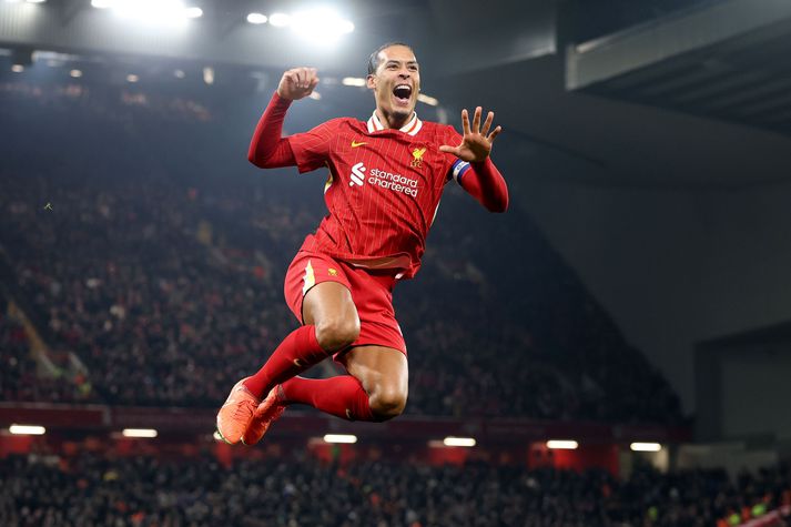 Virgil van Dijk fagnar hér fjórða og síðasta marki Liverpool í kvöld.