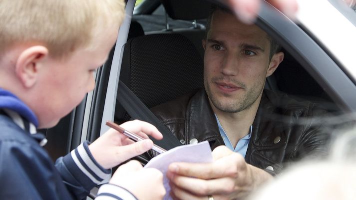 Robin van Persie gefur ungum manni eiginhandaráritun.