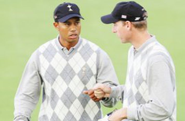 Tiger Woods og Jim Furyk eru í tveimur efstu sætunum á The Grove þegar skammt er eftir af mótinu