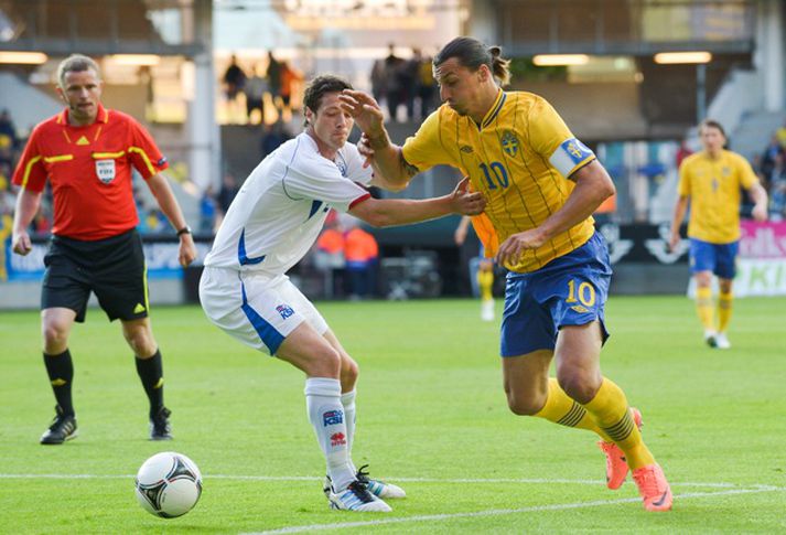 Hallgrímur lék allan leikinn fyrir SønderjyskE í dag. Hér á hann í höggi við Zlatan Ibrahimovic.