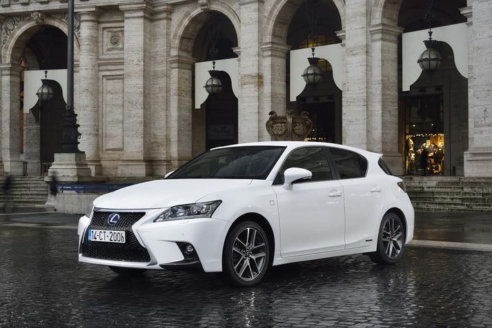 Lexus CT200h.