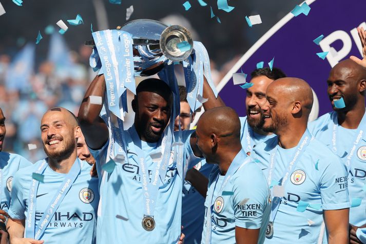 Yaya Toure lyftir Englandsmeistaratitlinum í búningi Manchester City