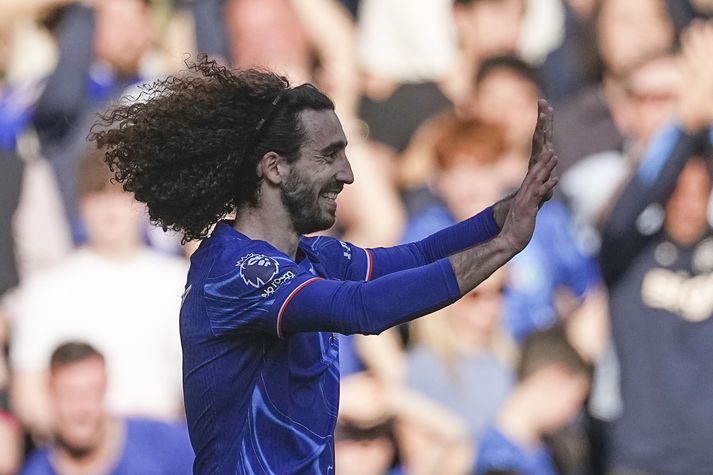 Marc Cucurella fagnar eftir að hafa brotið ísinn fyrir Chelsea í dag.