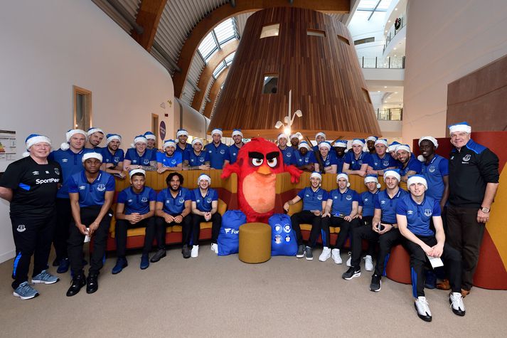 Leikmannahópur Everton ásamt Angry Birds lukkudýrinu.