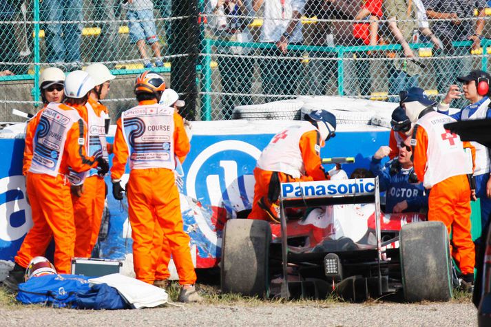 Timo Glock ók útaf á mikilli ferð og skall á dekkjavegg á Suzuka brautinn í nótt.