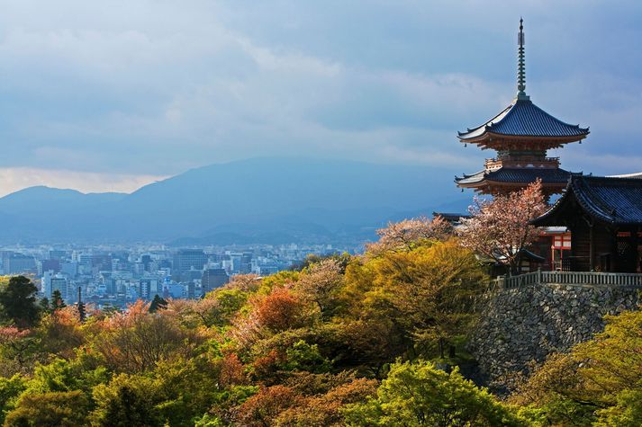 Hof í hæðunum yfir Kyoto í Japan.