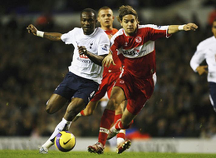 Jonathan Woodgate sést hér í baráttu við Didier Zokora, leikmann Tottenham.