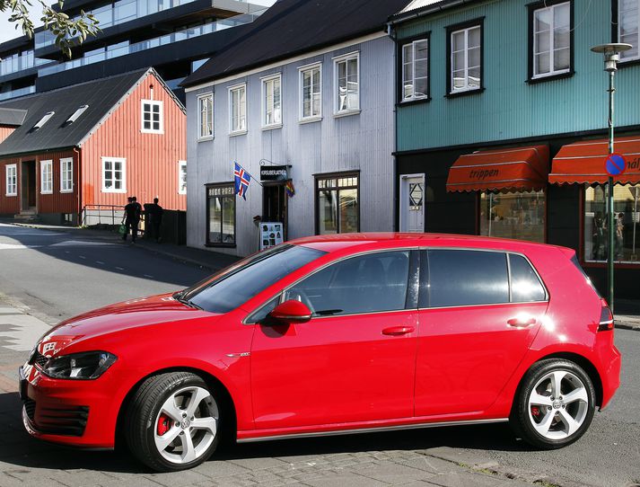 Lítil útlitsbreyting hefur orðið á milli kynslóða Golf GTI.