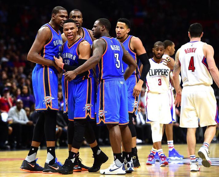 Russell Westbrook og Kevin Durant fagna mikilvægari körfu í nótt með félögum sínum í Thunder-liðinu.