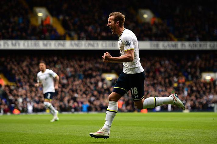 Harry Kane fagnar einu þriggja marka sinna gegn Leicester í gær.