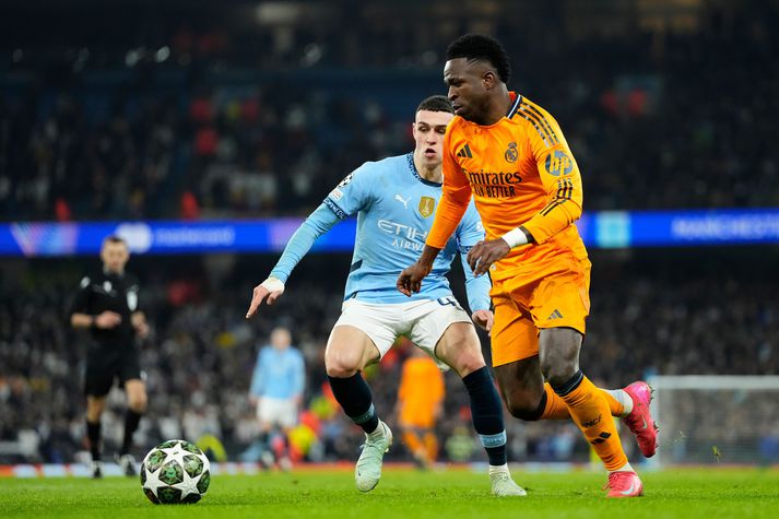 Vinicius Junior og Phil Foden í baráttunni í fyrri leik Manchester City og Real Madrid