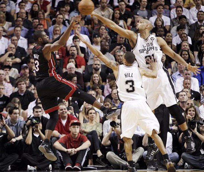 Dwayne Wade í baráttunni gegn Tim Duncan í San Antonio í gær.