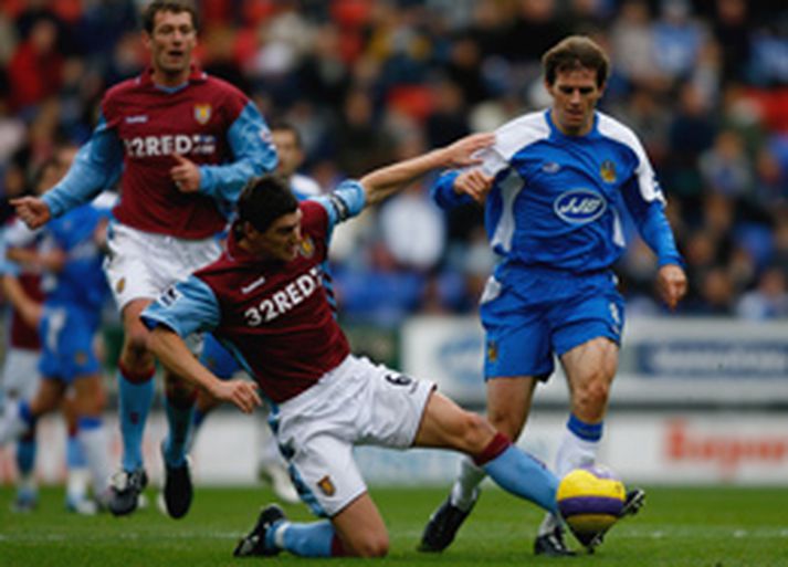 Kevin Kilbane og Gareth Barry eigast við í leiknum í dag.