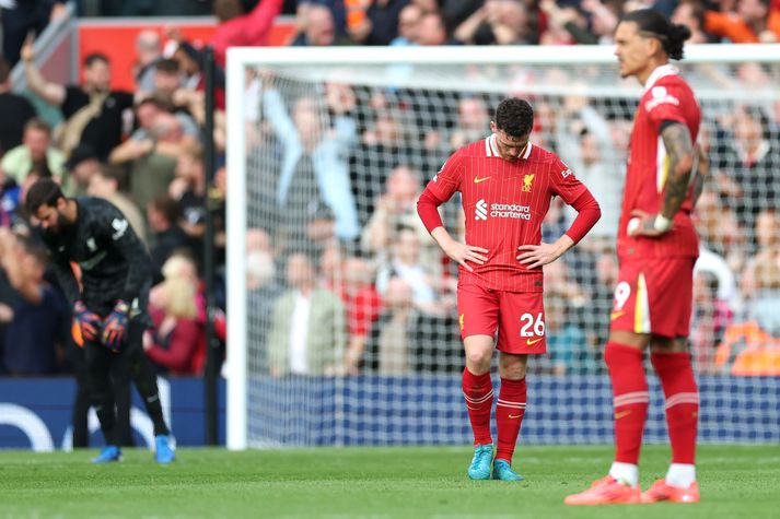 Andy Robertson hjá Liverpool sést hér niðurlútur eftir að Callum Hudson-Odoi kom Nottingham Forest yfir.