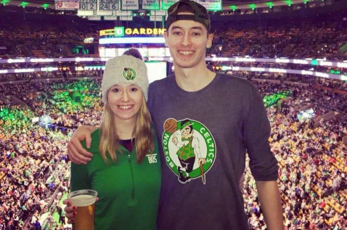 Shane Missler er mikill Celtics-aðdáandi en hér sést hann á leik með systur sinni.