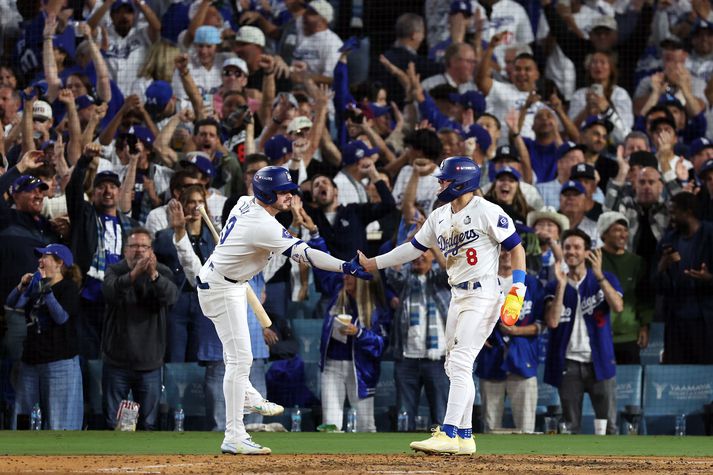 Los Angeles Dodgers og New York Yankees berjast um titilinn í bandarísku MBL-deildinni í hafnabolta.