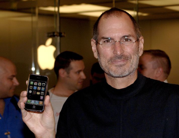 Steve Jobs, stofnandi og fyrrum forstjóri Apple, með fyrstu útgáfu iPhone símans.