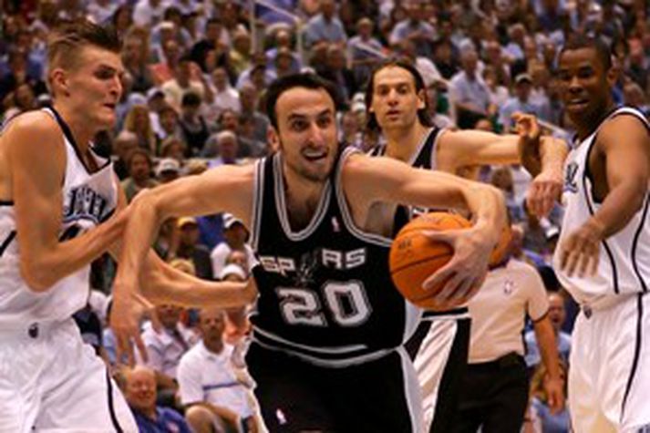 Manu Ginobili var óstöðvandi í fjórða leikhlutanum í nótt og skoraði þar 15 af 22 stigum sínum í leiknum