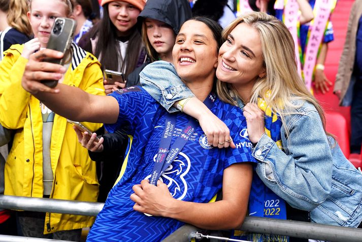 Sam Kerr og Kristie Mewis hafa verið í sambúð frá 2021. Hér eru þær eftir sigur Chelsea í enska bikarúrslitaleiknum árið 2023.